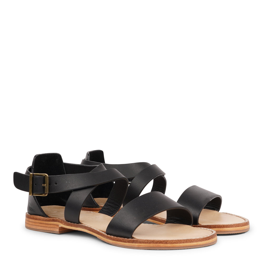 Experience the perfect blend of feminine style and ultimate comfort with our handcrafted leather sandals.
Featuring adjustable straps in vegetable-tanned buffalo leather and a leather sole with rubber grip, Albergo is made for effortless elegance and everyday wear. The supportive heel cover adds extra stability, making Albergo your go-to sandal for both style and all-day wear.