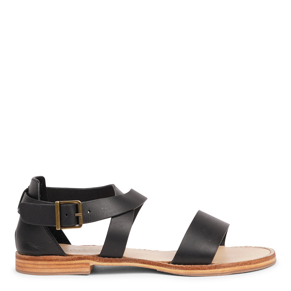 Experience the perfect blend of feminine style and ultimate comfort with our handcrafted leather sandals.
Featuring adjustable straps in vegetable-tanned buffalo leather and a leather sole with rubber grip, Albergo is made for effortless elegance and everyday wear. The supportive heel cover adds extra stability, making Albergo your go-to sandal for both style and all-day wear.
