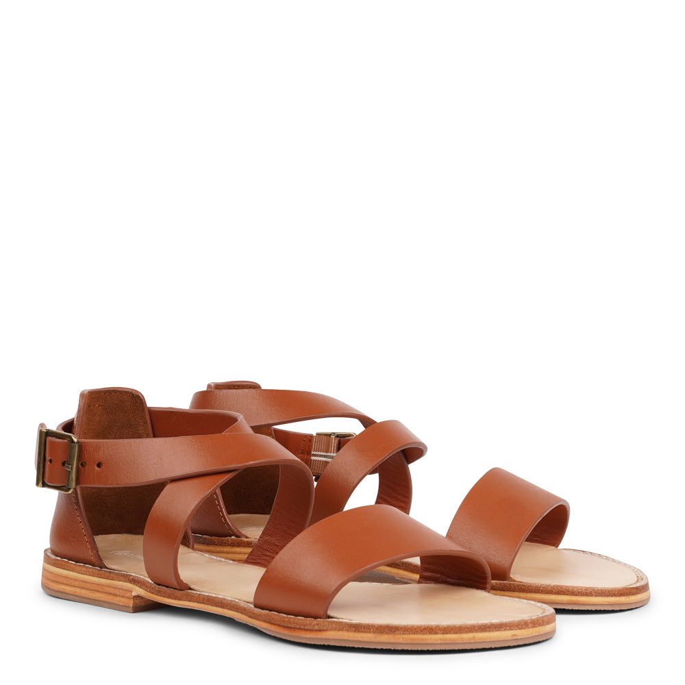 Experience the perfect blend of feminine style and ultimate comfort with our handcrafted leather sandals.
Featuring adjustable straps in vegetable-tanned buffalo leather and a leather sole with rubber grip, Albergo is made for effortless elegance and everyday wear. The supportive heel cover adds extra stability, making Albergo your go-to sandal for both style and all-day wear.
