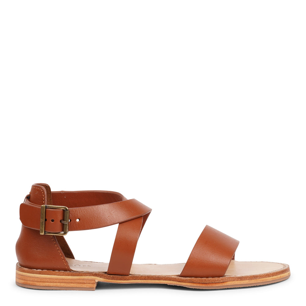 Experience the perfect blend of feminine style and ultimate comfort with our handcrafted leather sandals.
Featuring adjustable straps in vegetable-tanned buffalo leather and a leather sole with rubber grip, Albergo is made for effortless elegance and everyday wear. The supportive heel cover adds extra stability, making Albergo your go-to sandal for both style and all-day wear.