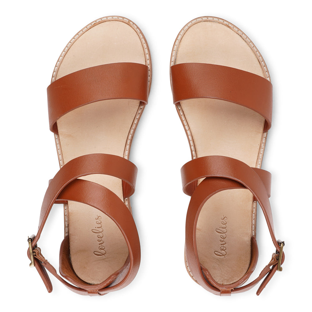 Experience the perfect blend of feminine style and ultimate comfort with our handcrafted leather sandals.
Featuring adjustable straps in vegetable-tanned buffalo leather and a leather sole with rubber grip, Albergo is made for effortless elegance and everyday wear. The supportive heel cover adds extra stability, making Albergo your go-to sandal for both style and all-day wear.