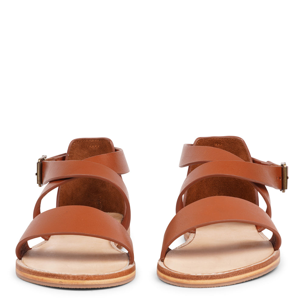 Experience the perfect blend of feminine style and ultimate comfort with our handcrafted leather sandals.
Featuring adjustable straps in vegetable-tanned buffalo leather and a leather sole with rubber grip, Albergo is made for effortless elegance and everyday wear. The supportive heel cover adds extra stability, making Albergo your go-to sandal for both style and all-day wear.