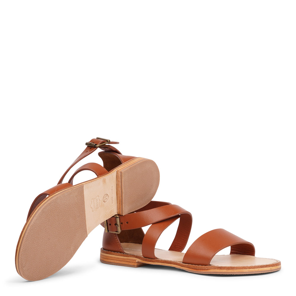 Experience the perfect blend of feminine style and ultimate comfort with our handcrafted leather sandals.
Featuring adjustable straps in vegetable-tanned buffalo leather and a leather sole with rubber grip, Albergo is made for effortless elegance and everyday wear. The supportive heel cover adds extra stability, making Albergo your go-to sandal for both style and all-day wear.