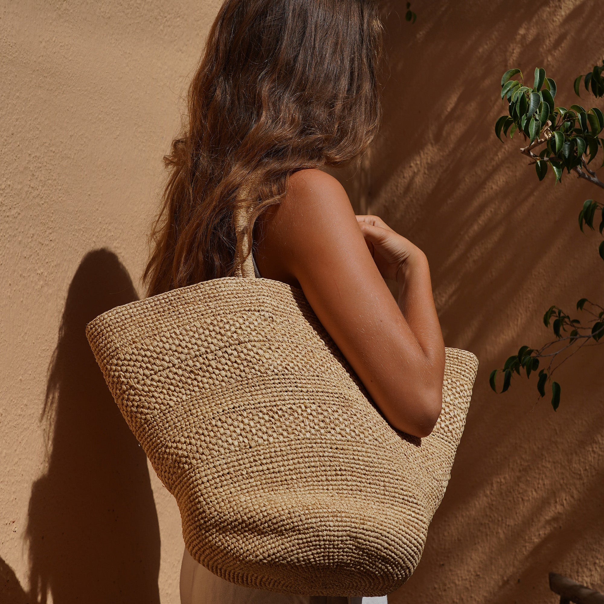 Anakao, the charming bag fashioned from luxurious raffia sourced from Madagascar.
Tailored for your everyday adventures, this tote boasts a spacious main compartment to accommodate all your necessities while you're on the move.
Raffia, derived from the resilient leaves of the palm tree, is celebrated for its versatility and eco-conscious qualities, making it a sought-after material in the realm of fashion accessories.
Handcrafted with precision, raffia handbags epitomize a blend of casual sophistication,
