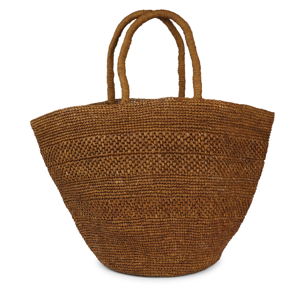 Anakao, the charming bag fashioned from luxurious raffia sourced from Madagascar. Tailored for your everyday adventures, this tote boasts a spacious main compartment to accommodate all your necessities while you're on the move. Raffia, derived from the resilient leaves of the palm tree, is celebrated for its versatility and eco-conscious qualities, making it a sought-after material in the realm of fashion accessories.