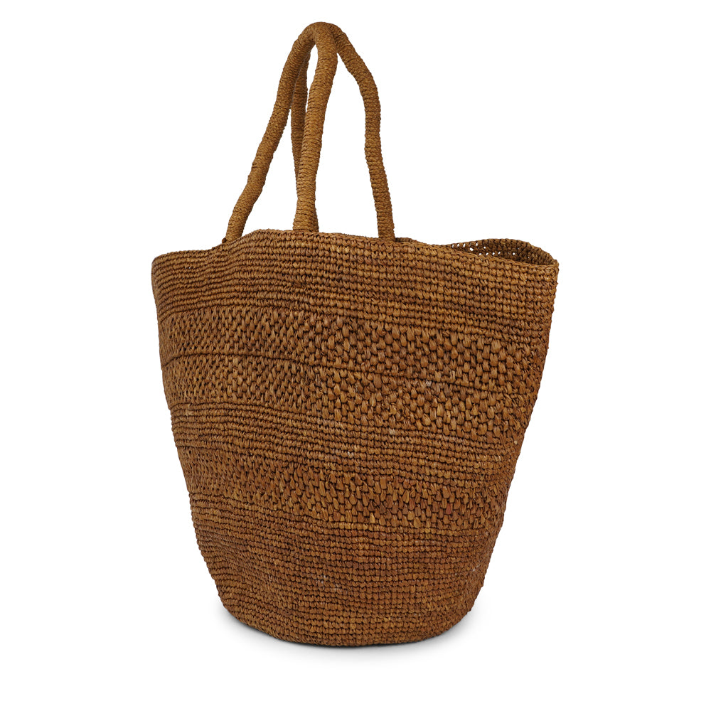 Anakao, the charming bag fashioned from luxurious raffia sourced from Madagascar. Tailored for your everyday adventures, this tote boasts a spacious main compartment to accommodate all your necessities while you're on the move. Raffia, derived from the resilient leaves of the palm tree, is celebrated for its versatility and eco-conscious qualities, making it a sought-after material in the realm of fashion accessories.