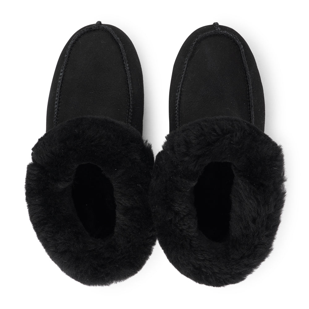 Crafted from 100% premium sheepskin, these moccasins not only epitomize elegance but also offer a multitude of practical benefits that cater to the changing seasons.
We are proud to announce that Api Shearling Moccasins hold the prestigious LWG Environmental GOLD RATED Certification, a testament to our commitment to sustainable and eco-friendly practices. 
Indulge in the world of Api Shearling Moccasins and experience footwear that transcends the ordinary. Upgrade your shoe collection with