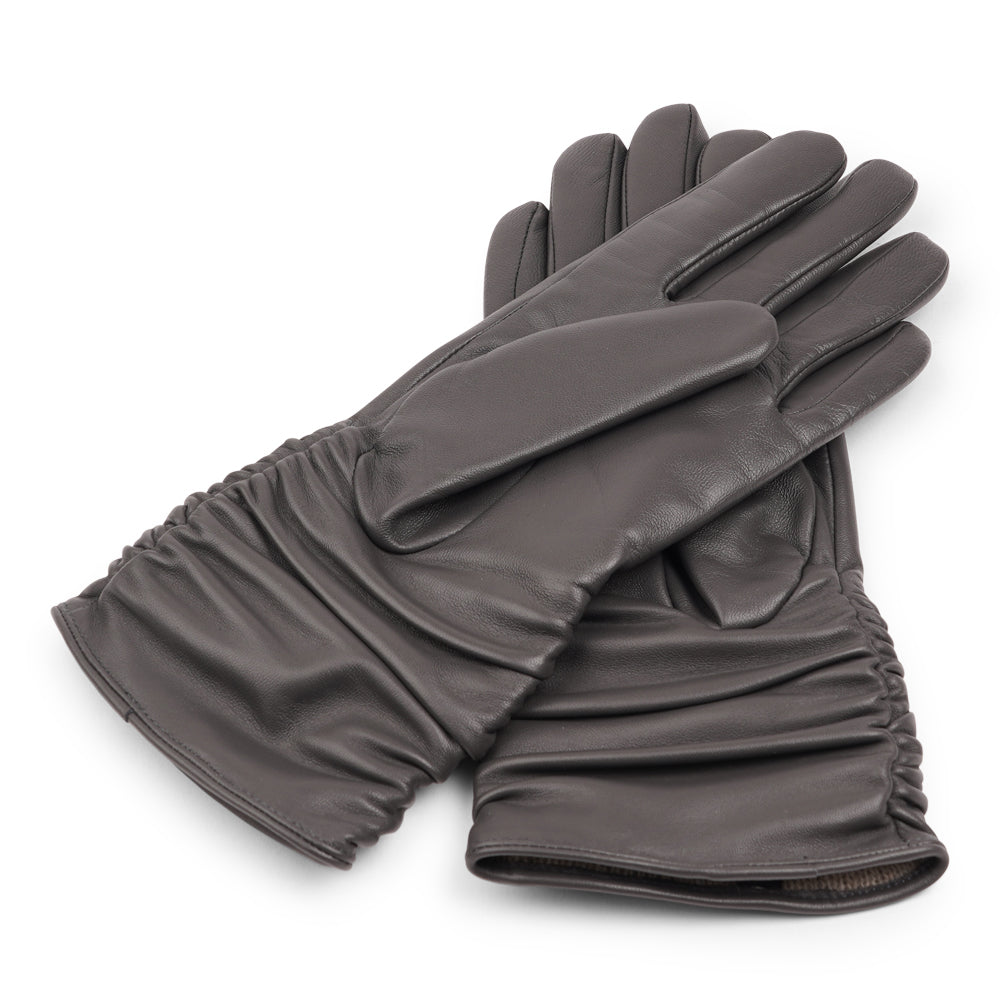 Lovelies Studio - Denmark - The Asti gloves are crafted from supple leather and lined with luxurious cashmere, offering both elegance and warmth.
Designed with a feminine touch, these gloves provide a sleek and sophisticated look while ensuring superior comfort during colder days. Perfect for adding a touch of refinement to any winter outfit.