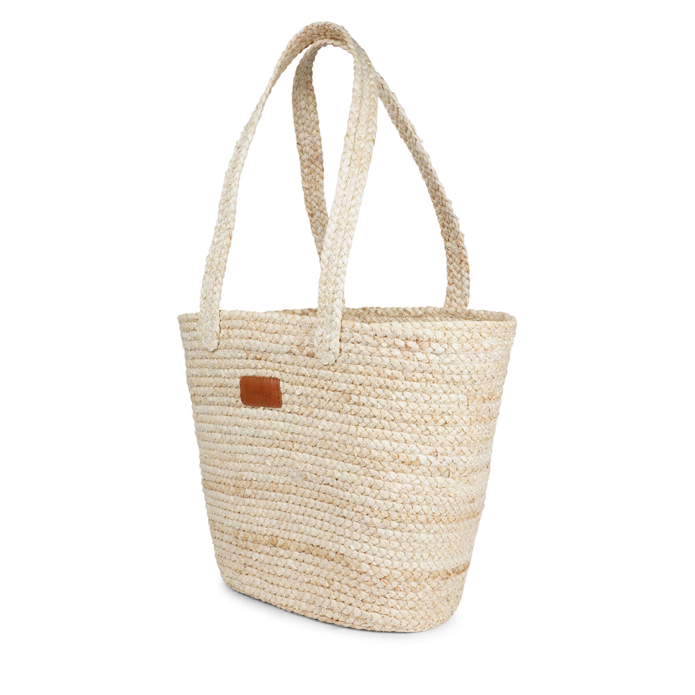 Handmade with care, the Ballao Maize Bag is your perfect companion for a trip to the market or a sunny day at the beach. Made of beautifully braided maize, it features a soft cotton lining and a small inner pocket—perfect for keeping your phone or essentials close at hand.
Spacious, lightweight, and full of natural charm – it’s where function meets effortless style.