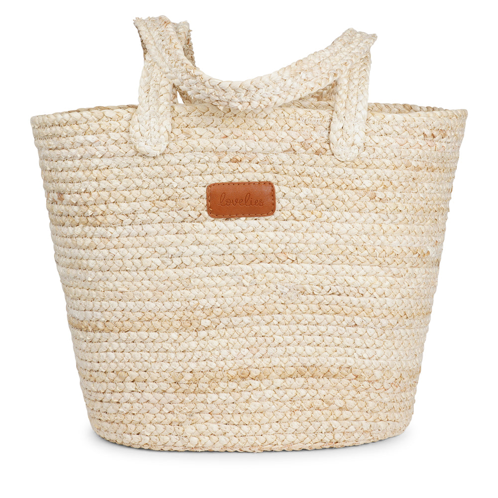 Handmade with care, the Ballao Maize Bag is your perfect companion for a trip to the market or a sunny day at the beach. Made of beautifully braided maize, it features a soft cotton lining and a small inner pocket—perfect for keeping your phone or essentials close at hand.
Spacious, lightweight, and full of natural charm – it’s where function meets effortless style.