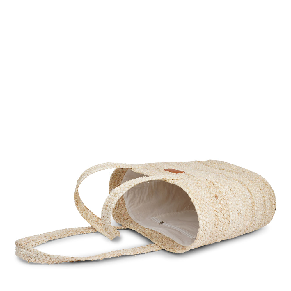 Handmade with care, the Ballao Maize Bag is your perfect companion for a trip to the market or a sunny day at the beach. Made of beautifully braided maize, it features a soft cotton lining and a small inner pocket—perfect for keeping your phone or essentials close at hand.
Spacious, lightweight, and full of natural charm – it’s where function meets effortless style.