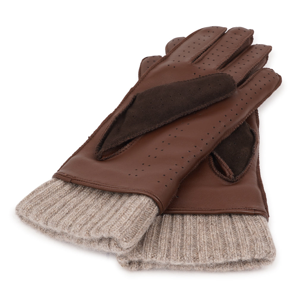 Stay warm, drive in style . .
The Batia gloves combine timeless style with everyday luxury, crafted from soft lambskin and suede. Lined with warm wool, they offer both comfort and function, while the refined design makes them the perfect accessory to elevate your winter look. With their effortless coolness, these driving gloves add a modern edge to any outfit.