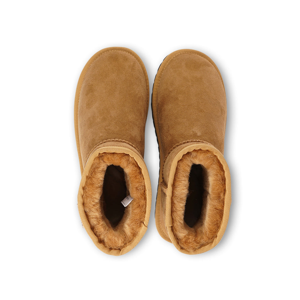 Mid-high Shearling boots Lovelies shearling boots bring softness and warmth to your feet this autumn. With soft and durable rubber soles plus a gorgeous design you're perfectly suited for the wintertime.