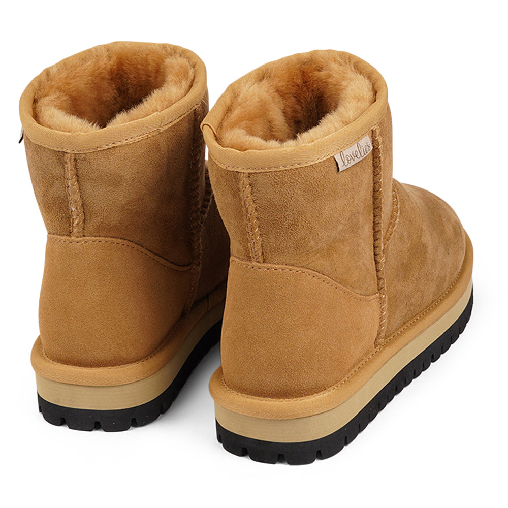 Mid-high Shearling boots Lovelies shearling boots bring softness and warmth to your feet this autumn. With soft and durable rubber soles plus a gorgeous design you're perfectly suited for the wintertime.