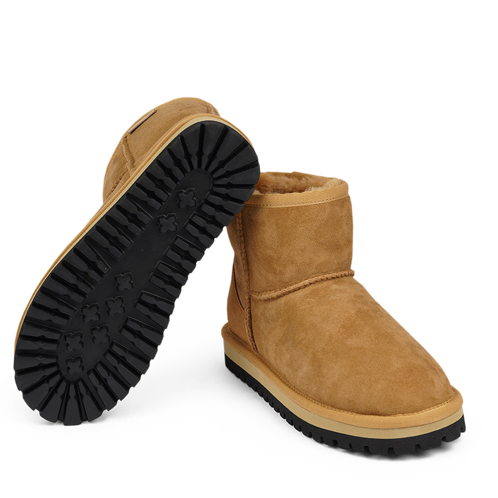 Mid-high Shearling boots  Lovelies shearling boots bring softness and warmth to your feet this autumn. With soft and durable rubber soles plus a gorgeous design you're perfectly suited for the wintertime. 