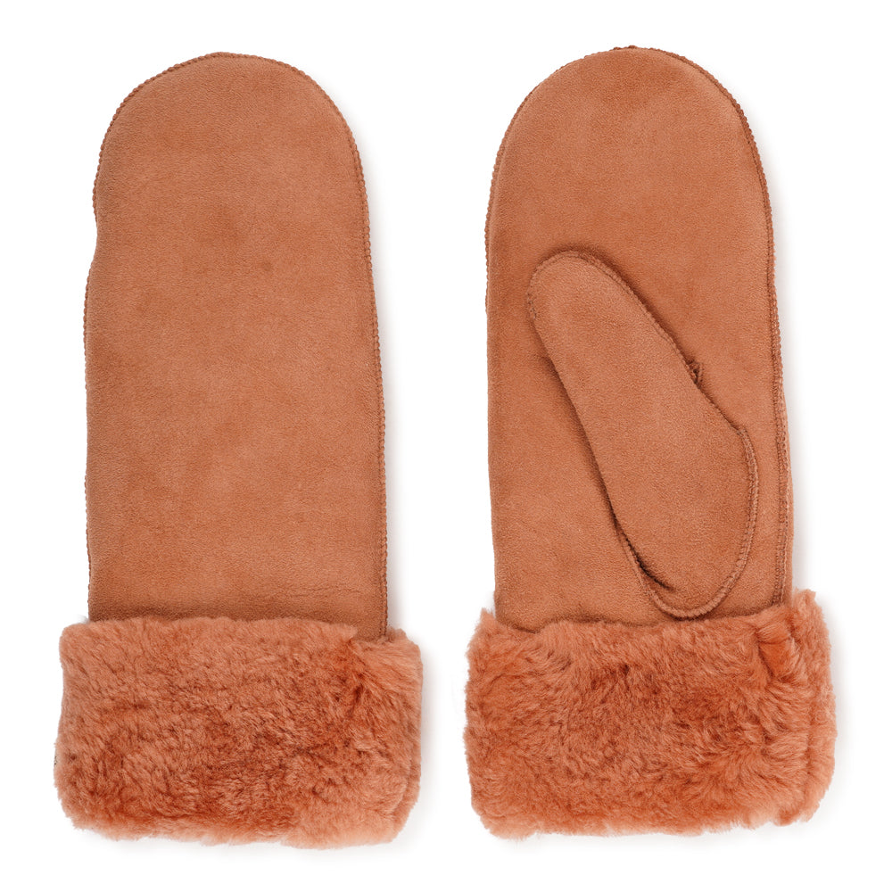Lovelies Studio - The cozy Belukta mittens are made of 100% Australian double faced shearling.
The palm and upper are soft sheep skin and the beautiful cuff and the lining are made of curly sheep fur. The thumb is made with only one side sawing for the best comfort and style.