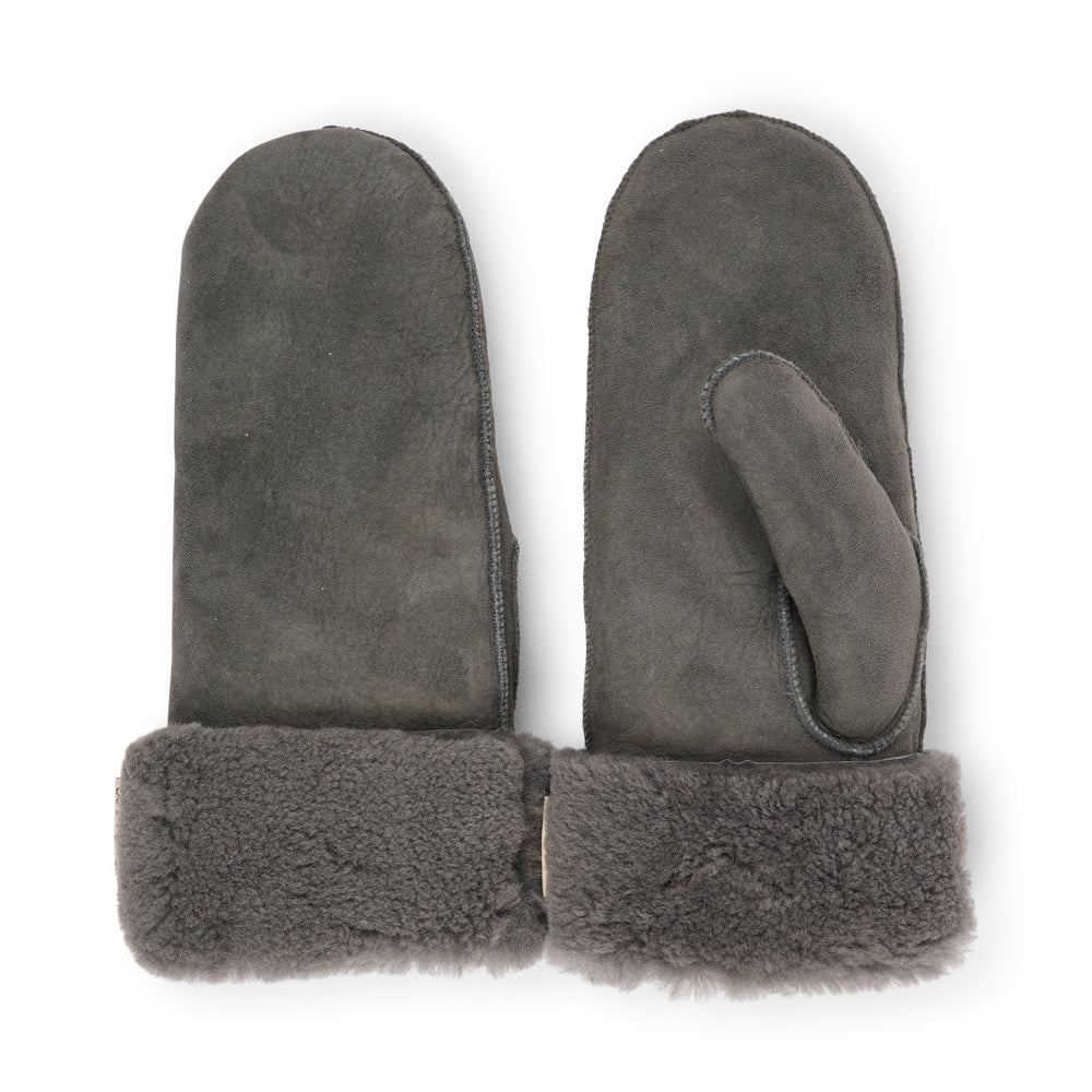 The cozy Belukta mittens are made of 100% Australian double faced shearling.
The palm and upper are soft sheep skin and the beautiful cuff and the lining are made of curly sheep fur. The thumb is made with only one side sawing for the best comfort and style.
Our Belukta mittens are extra long which means that you can fold and wear them in 4 different ways.
with a larger and around 7 cm wide cuff
A shorter 4 cm cuff which gives the mittens a lightly different look.
A super short 1 cm cuff which gives you