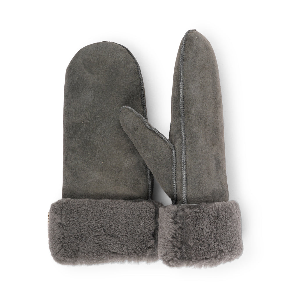 The cozy Belukta mittens are made of 100% Australian double faced shearling.
The palm and upper are soft sheep skin and the beautiful cuff and the lining are made of curly sheep fur. The thumb is made with only one side sawing for the best comfort and style.
Our Belukta mittens are extra long which means that you can fold and wear them in 4 different ways.
with a larger and around 7 cm wide cuff
A shorter 4 cm cuff which gives the mittens a lightly different look.
A super short 1 cm cuff which gives you