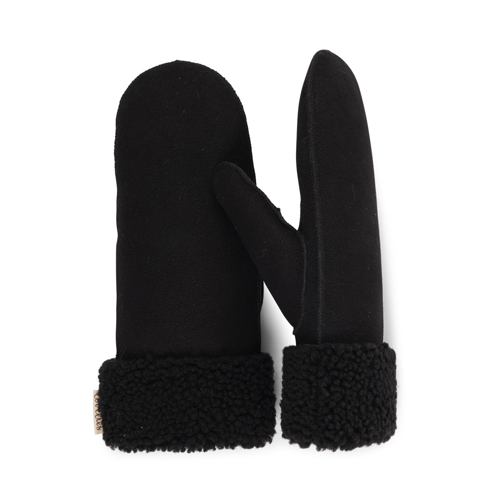 The cozy Belukta mittens are made of 100% Australian double faced shearling.
The palm and upper are soft sheep skin and the beautiful cuff and the lining are made of curly sheep fur. The thumb is made with only one side sawing for the best comfort and style.
Our Belukta mittens are extra long which means that you can fold and wear them in 4 different ways.
with a larger and around 7 cm wide cuff
A shorter 4 cm cuff which gives the mittens a lightly different look.
A super short 1 cm cuff which gives you