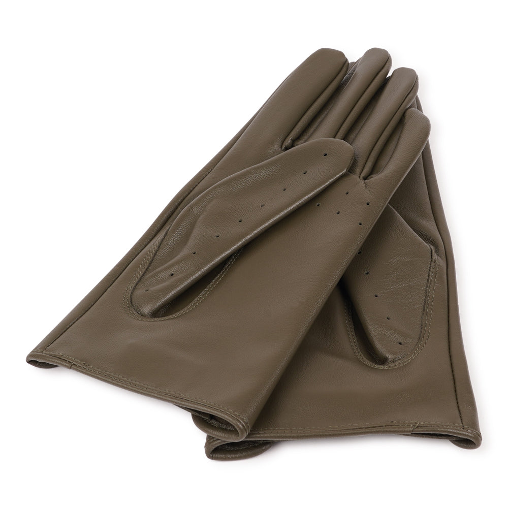 Effortless style meets precision comfort.
The Borello gloves bring together timeless craftsmanship and modern style. Made from supple leather, they offer a perfect fit and a cool, confident look – ideal for driving or elevating your everyday wardrobe.