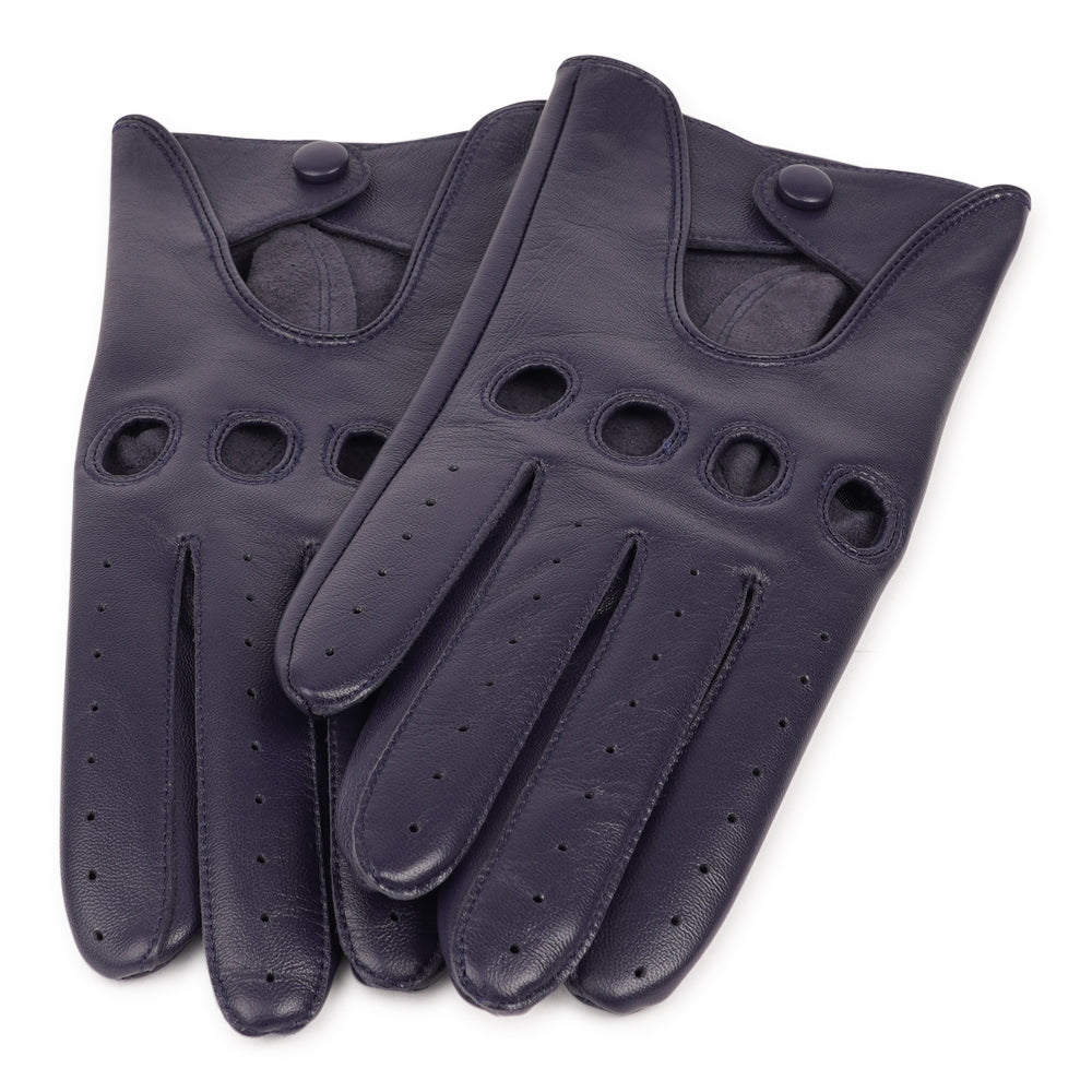 Effortless style meets precision comfort.
The Borello gloves bring together timeless craftsmanship and modern style. Made from supple leather, they offer a perfect fit and a cool, confident look – ideal for driving or elevating your everyday wardrobe.