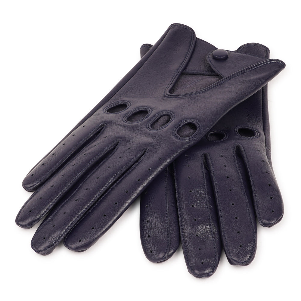 Effortless style meets precision comfort.
The Borello gloves bring together timeless craftsmanship and modern style. Made from supple leather, they offer a perfect fit and a cool, confident look – ideal for driving or elevating your everyday wardrobe.