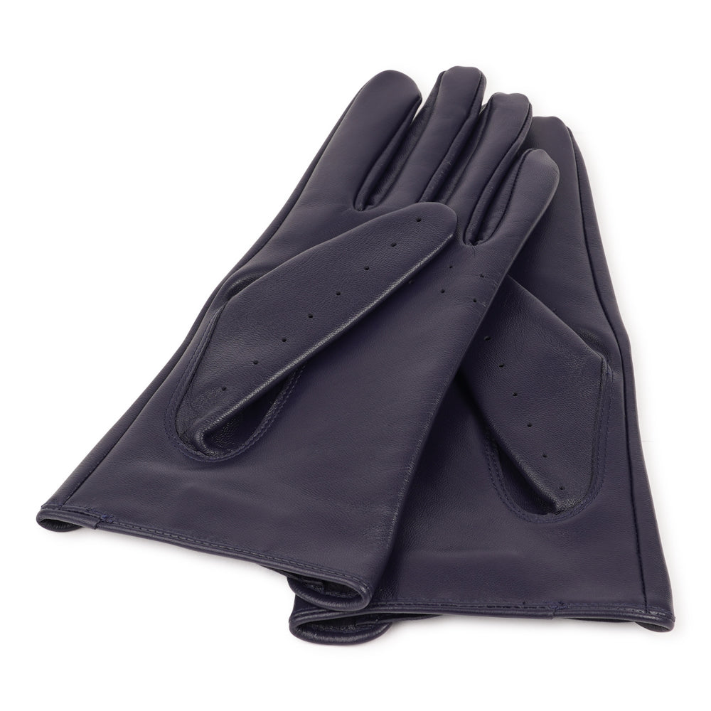 Effortless style meets precision comfort.
The Borello gloves bring together timeless craftsmanship and modern style. Made from supple leather, they offer a perfect fit and a cool, confident look – ideal for driving or elevating your everyday wardrobe.