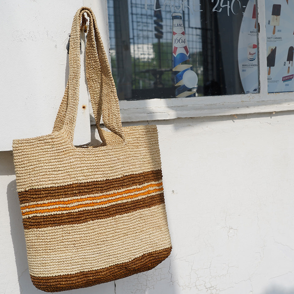 Lovelies Studio - Cavallo, the charming Casual Shoulder tote bag fashioned from luxurious raffia sourced from Madagascar.  Tailored for your everyday adventures, this tote boasts a spacious main compartment to accommodate all your necessities while you're on the move.