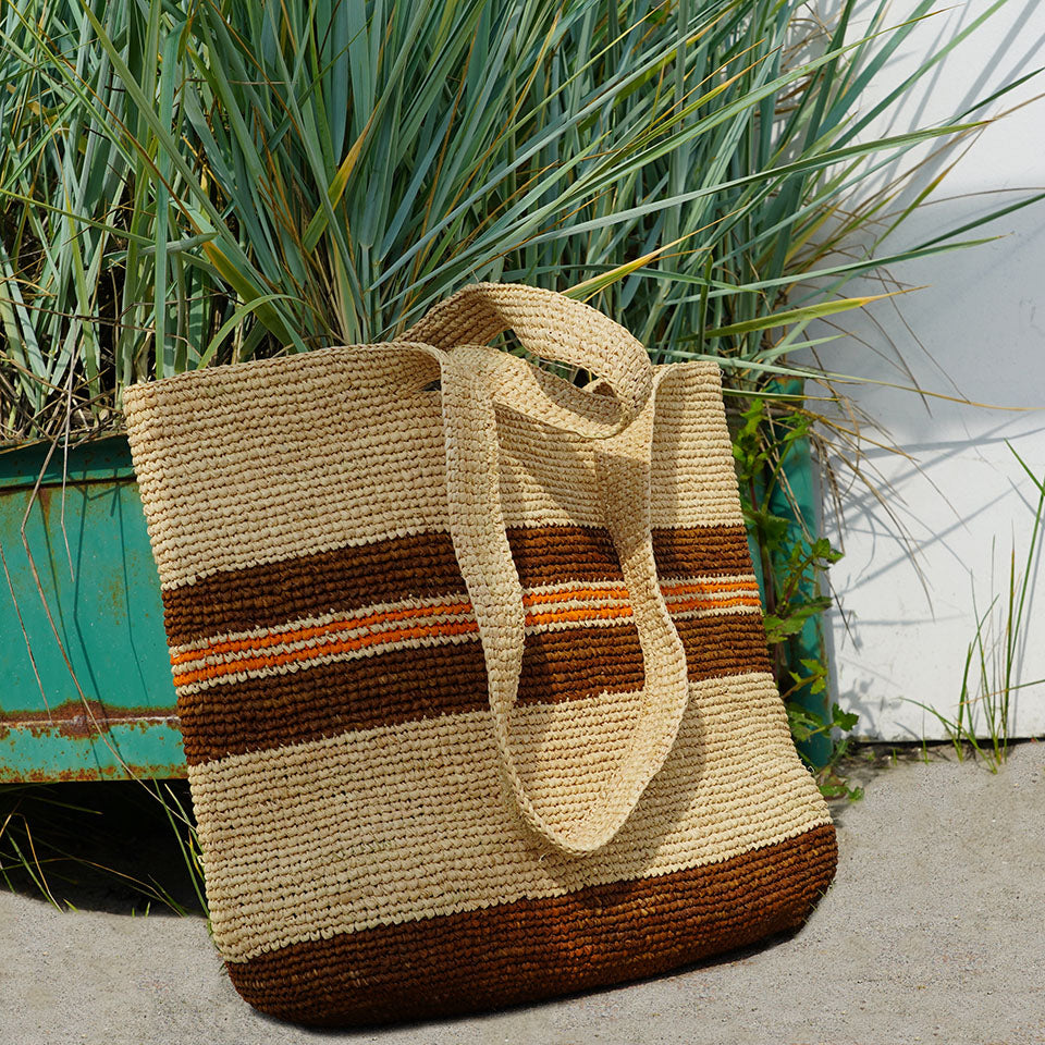 Cavallo, the charming Casual Shoulder tote bag fashioned from luxurious raffia sourced from Madagascar.  Tailored for your everyday adventures, this tote boasts a spacious main compartment to accommodate all your necessities while you're on the move.  Raffia, derived from the resilient leaves of the palm tree, is celebrated for its versatility and eco-conscious qualities, making it a sought-after material in the realm of fashion accessories.