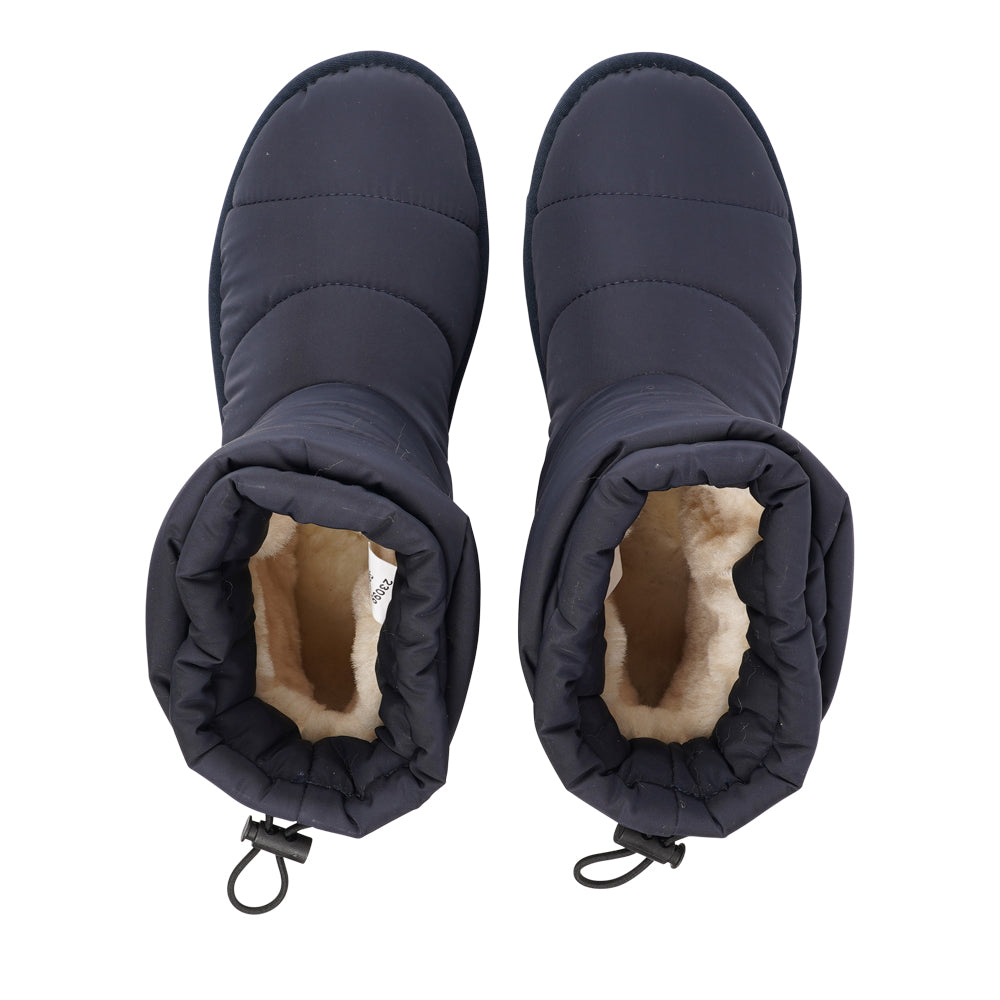 Designed to keep your feet cozy and stylish all autumn long. Experience ultimate softness and warmth as the luxurious shearling lining wraps your feet in comfort.
With their soft and durable rubber soles, these boots provide a perfect combination of flexibility and durability, making them ideal for the wintertime. No need to worry about wet weather – the quilted nylon material is water-resistant, keeping your feet dry and comfortable even on rainy days.