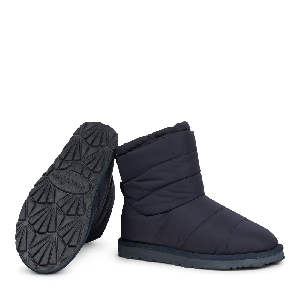 Designed to keep your feet cozy and stylish all autumn long. Experience ultimate softness and warmth as the luxurious shearling lining wraps your feet in comfort.
With their soft and durable rubber soles, these boots provide a perfect combination of flexibility and durability, making them ideal for the wintertime. No need to worry about wet weather – the quilted nylon material is water-resistant, keeping your feet dry and comfortable even on rainy days.