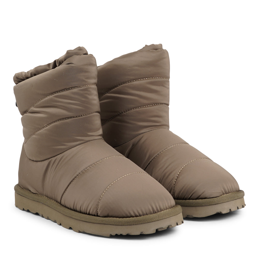 Designed to keep your feet cozy and stylish all autumn long. Experience ultimate softness and warmth as the luxurious shearling lining wraps your feet in comfort.
With their soft and durable rubber soles, these boots provide a perfect combination of flexibility and durability, making them ideal for the wintertime. No need to worry about wet weather – the quilted nylon material is water-resistant, keeping your feet dry and comfortable even on rainy days.
We pride ourselves on using only the finest material