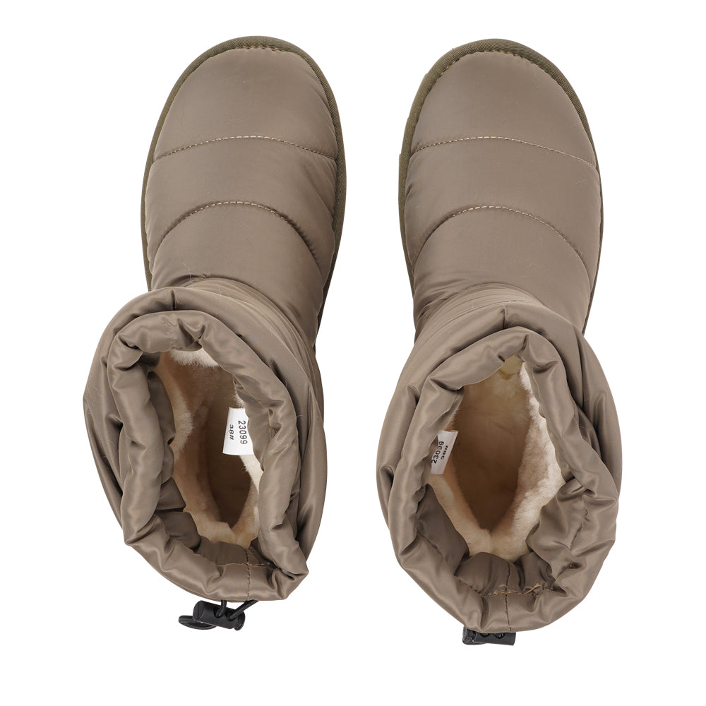 Designed to keep your feet cozy and stylish all autumn long. Experience ultimate softness and warmth as the luxurious shearling lining wraps your feet in comfort.
With their soft and durable rubber soles, these boots provide a perfect combination of flexibility and durability, making them ideal for the wintertime. No need to worry about wet weather – the quilted nylon material is water-resistant, keeping your feet dry and comfortable even on rainy days.
We pride ourselves on using only the finest material