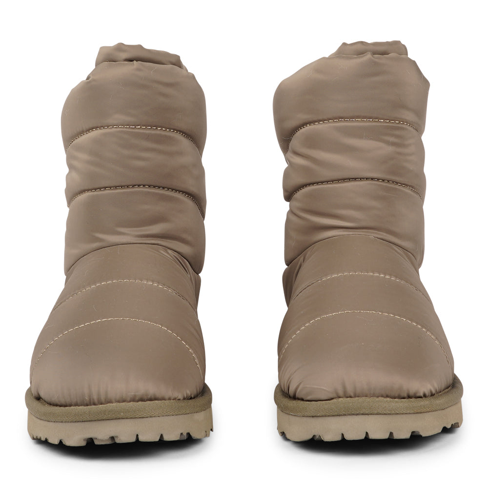 Designed to keep your feet cozy and stylish all autumn long. Experience ultimate softness and warmth as the luxurious shearling lining wraps your feet in comfort.
With their soft and durable rubber soles, these boots provide a perfect combination of flexibility and durability, making them ideal for the wintertime. No need to worry about wet weather – the quilted nylon material is water-resistant, keeping your feet dry and comfortable even on rainy days.
We pride ourselves on using only the finest material