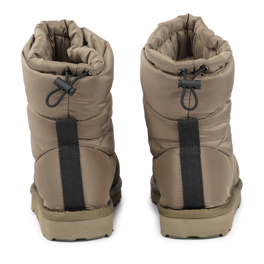 Designed to keep your feet cozy and stylish all autumn long. Experience ultimate softness and warmth as the luxurious shearling lining wraps your feet in comfort.
With their soft and durable rubber soles, these boots provide a perfect combination of flexibility and durability, making them ideal for the wintertime. No need to worry about wet weather – the quilted nylon material is water-resistant, keeping your feet dry and comfortable even on rainy days.
We pride ourselves on using only the finest material