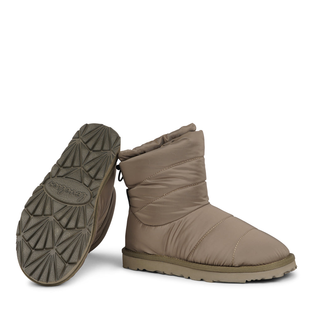 Designed to keep your feet cozy and stylish all autumn long. Experience ultimate softness and warmth as the luxurious shearling lining wraps your feet in comfort.
With their soft and durable rubber soles, these boots provide a perfect combination of flexibility and durability, making them ideal for the wintertime. No need to worry about wet weather – the quilted nylon material is water-resistant, keeping your feet dry and comfortable even on rainy days.
We pride ourselves on using only the finest material