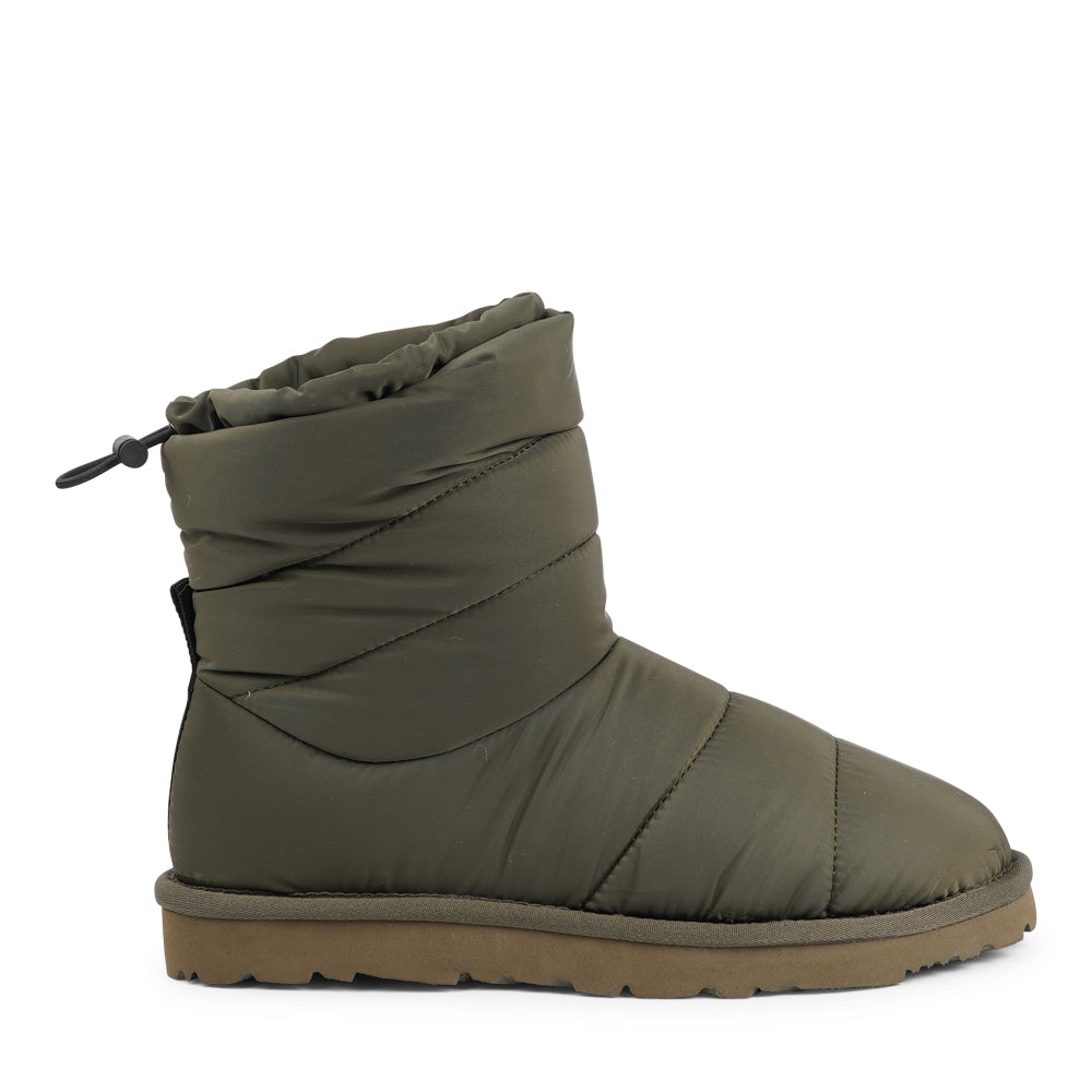 Lovelies - Designed to keep your feet cozy and stylish all autumn long. Experience ultimate softness and warmth as the luxurious shearling lining wraps your feet in comfort.
With their soft and durable rubber soles, these boots provide a perfect combination of flexibility and durability, making them ideal for the wintertime. No need to worry about wet weather – the quilted nylon material is water-resistant, keeping your feet dry and comfortable even on rainy days.