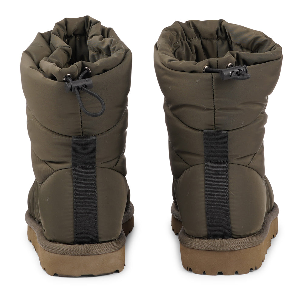 Lovelies - Designed to keep your feet cozy and stylish all autumn long. Experience ultimate softness and warmth as the luxurious shearling lining wraps your feet in comfort.
With their soft and durable rubber soles, these boots provide a perfect combination of flexibility and durability, making them ideal for the wintertime. No need to worry about wet weather – the quilted nylon material is water-resistant, keeping your feet dry and comfortable even on rainy days.