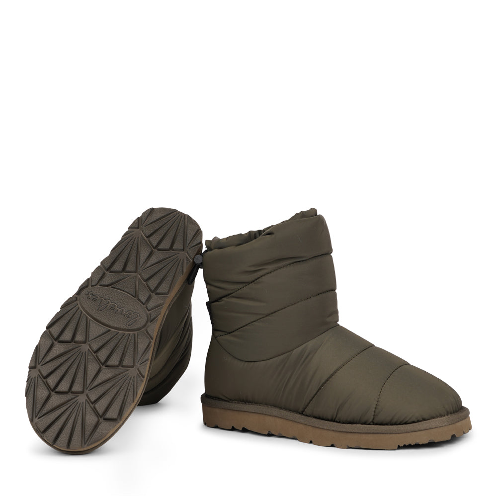 Lovelies - Designed to keep your feet cozy and stylish all autumn long. Experience ultimate softness and warmth as the luxurious shearling lining wraps your feet in comfort.
With their soft and durable rubber soles, these boots provide a perfect combination of flexibility and durability, making them ideal for the wintertime. No need to worry about wet weather – the quilted nylon material is water-resistant, keeping your feet dry and comfortable even on rainy days.