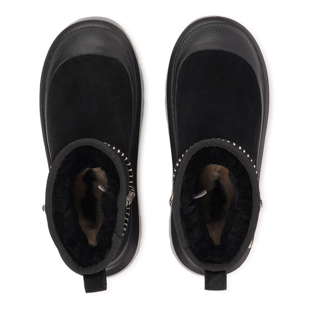 Lovelies - Embrace warmth and softness this autumn with Lovelies’ shearling boots - where comfort meets timeless design. Crafted with plush natural shearling and detailed stitching, these boots offer both style and durability for the colder months.
The lightweight EVA rubber sole provides excellent flexibility and grip, ensuring comfort with every step — perfect for keeping your feet cosy and supported all winter long.