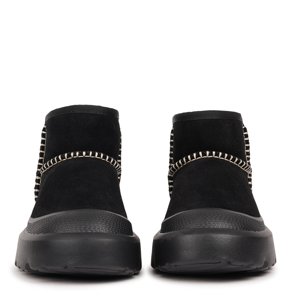 Lovelies - Embrace warmth and softness this autumn with Lovelies’ shearling boots - where comfort meets timeless design. Crafted with plush natural shearling and detailed stitching, these boots offer both style and durability for the colder months.
The lightweight EVA rubber sole provides excellent flexibility and grip, ensuring comfort with every step — perfect for keeping your feet cosy and supported all winter long.