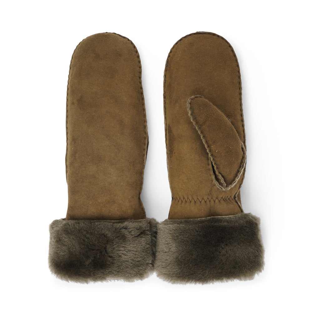 Lovelies - The Cima Long Shearling Mittens are crafted from 100% Australian double-faced shearling for ultimate warmth. The soft sheepskin palm and upper are complemented by a luxurious cuff and lining made of straight sheep fur.
Designed with an elastic wrist closure, these mittens offer a snug, comfortable fit. You can fold down the shearling cuff and tuck it under your coat sleeves for extra warmth, or wear the mittens over your winter sweater sleeves for added style and coziness.