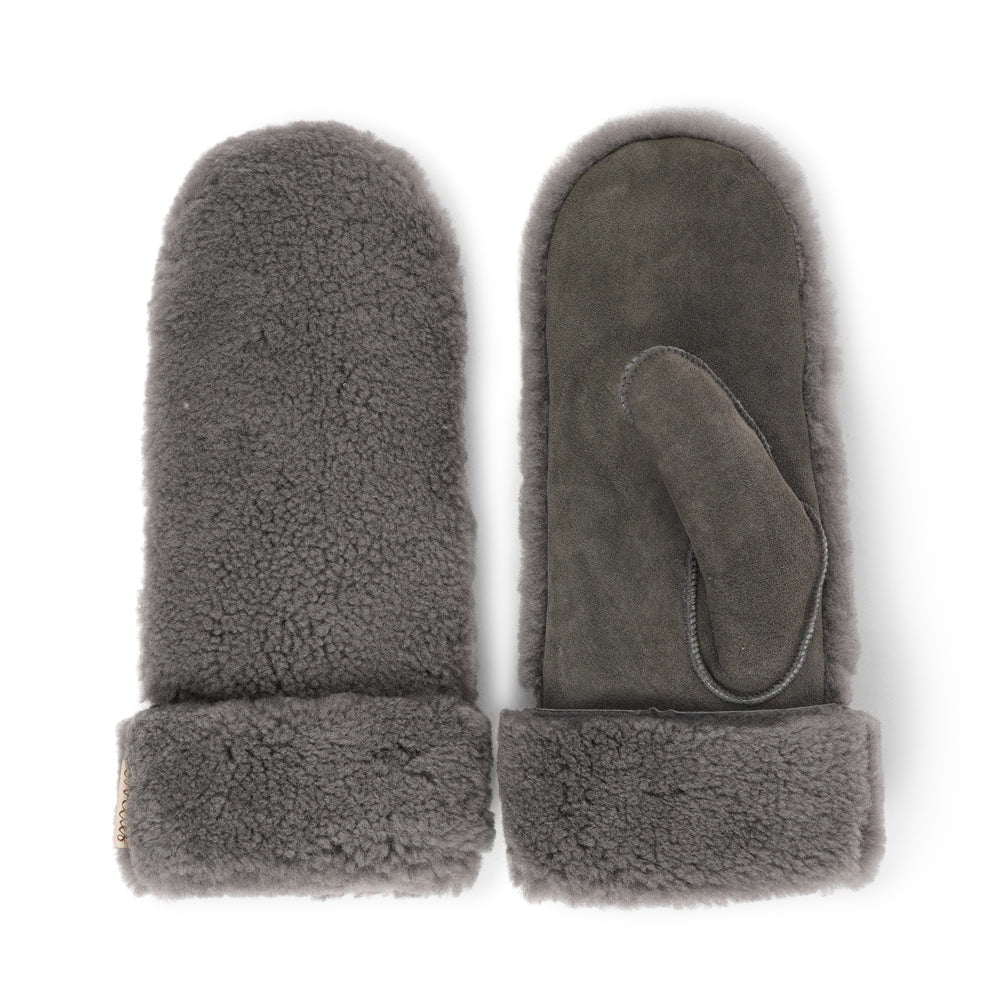 The cozy Colon mittens are made of 100% Australian double faced shearling.
The palm is soft sheep skin and the beautiful upper, cuff and the lining are curly sheep fur. The thumb is made with only one side sawing for the best comfort and style.
Our Colon mittens are extra long which means that you can fold and wear them in 4 different ways.
with a larger and around 7 cm wide cuff
A shorter 4 cm cuff which gives the mittens a lightly different look.
A super short 1 cm cuff which gives you