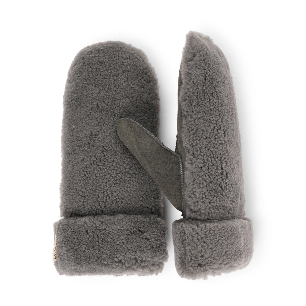 The cozy Colon mittens are made of 100% Australian double faced shearling.
The palm is soft sheep skin and the beautiful upper, cuff and the lining are curly sheep fur. The thumb is made with only one side sawing for the best comfort and style.
Our Colon mittens are extra long which means that you can fold and wear them in 4 different ways.
with a larger and around 7 cm wide cuff
A shorter 4 cm cuff which gives the mittens a lightly different look.
A super short 1 cm cuff which gives you