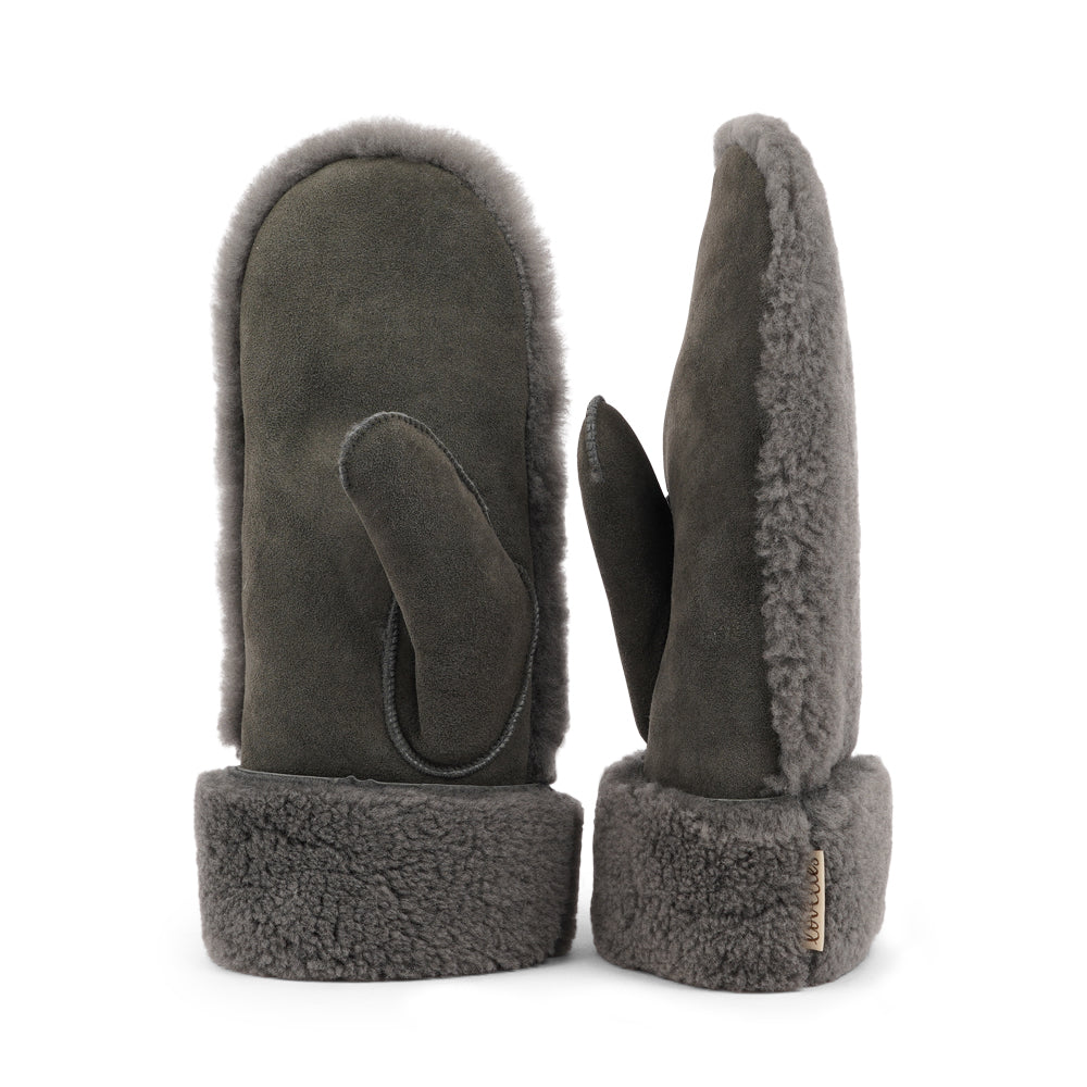 The cozy Colon mittens are made of 100% Australian double faced shearling.
The palm is soft sheep skin and the beautiful upper, cuff and the lining are curly sheep fur. The thumb is made with only one side sawing for the best comfort and style.
Our Colon mittens are extra long which means that you can fold and wear them in 4 different ways.
with a larger and around 7 cm wide cuff
A shorter 4 cm cuff which gives the mittens a lightly different look.
A super short 1 cm cuff which gives you