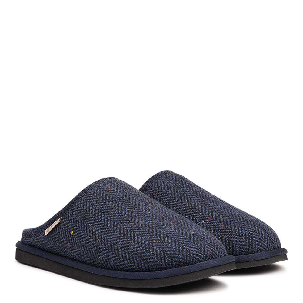 Introducing the Darwin slippers for men, designed for ultimate comfort and warmth. Crafted from 100% wool, these open slippers feature a footbed and lining made from luxurious shearling fur, offering a soft, plush feel that keeps your feet cozy all day long. The natural properties of the shearling help regulate temperature, ensuring your feet stay warm during the colder months while remaining comfortable and dry.
The slippers are equipped with a lightweight and flexible EVA sole, providing durability an