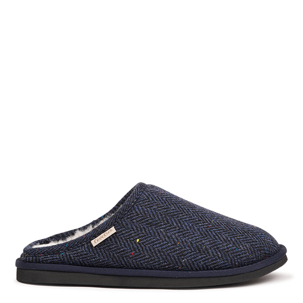 Introducing the Darwin slippers for men, designed for ultimate comfort and warmth. Crafted from 100% wool, these open slippers feature a footbed and lining made from luxurious shearling fur, offering a soft, plush feel that keeps your feet cozy all day long. The natural properties of the shearling help regulate temperature, ensuring your feet stay warm during the colder months while remaining comfortable and dry.
The slippers are equipped with a lightweight and flexible EVA sole, providing durability an