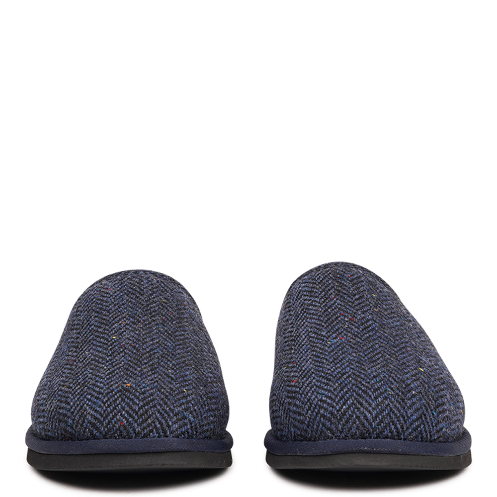 Introducing the Darwin slippers for men, designed for ultimate comfort and warmth. Crafted from 100% wool, these open slippers feature a footbed and lining made from luxurious shearling fur, offering a soft, plush feel that keeps your feet cozy all day long. The natural properties of the shearling help regulate temperature, ensuring your feet stay warm during the colder months while remaining comfortable and dry.
The slippers are equipped with a lightweight and flexible EVA sole, providing durability an