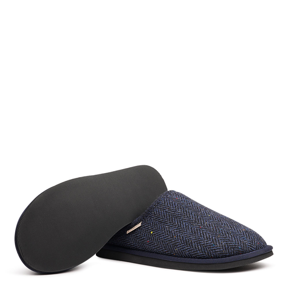 Introducing the Darwin slippers for men, designed for ultimate comfort and warmth. Crafted from 100% wool, these open slippers feature a footbed and lining made from luxurious shearling fur, offering a soft, plush feel that keeps your feet cozy all day long. The natural properties of the shearling help regulate temperature, ensuring your feet stay warm during the colder months while remaining comfortable and dry.
The slippers are equipped with a lightweight and flexible EVA sole, providing durability an