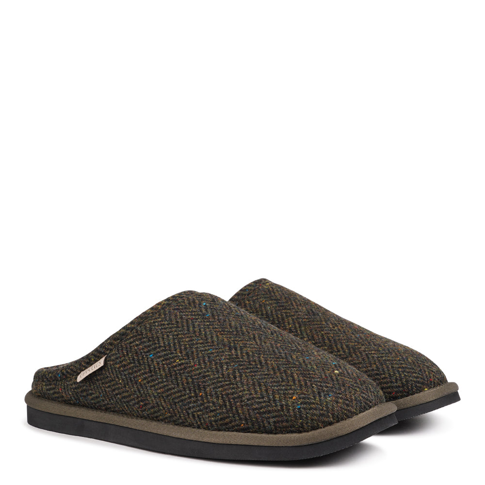 Lovelies - Introducing the Darwin slippers for men, designed for ultimate comfort and warmth. Crafted from 100% wool, these open slippers feature a footbed and lining made from luxurious shearling fur, offering a soft, plush feel that keeps your feet cozy all day long. The natural properties of the shearling help regulate temperature, ensuring your feet stay warm during the colder months while remaining comfortable and dry.